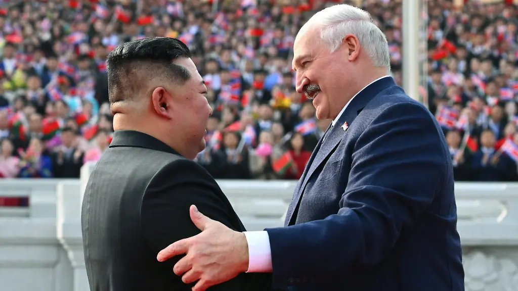 Auf-diesem-vom-Pressedienst-des-belarussischen-Praesidenten-veroeffentlichten-Foto-begruessen-sich-Kim-Jong-un-l-Machthaber-von-Nordkorea-und-Alexander-Lukaschenko-Praesident-von-Belarus-bei-einem-offiziellen-Treffen-in-Pjoengjang