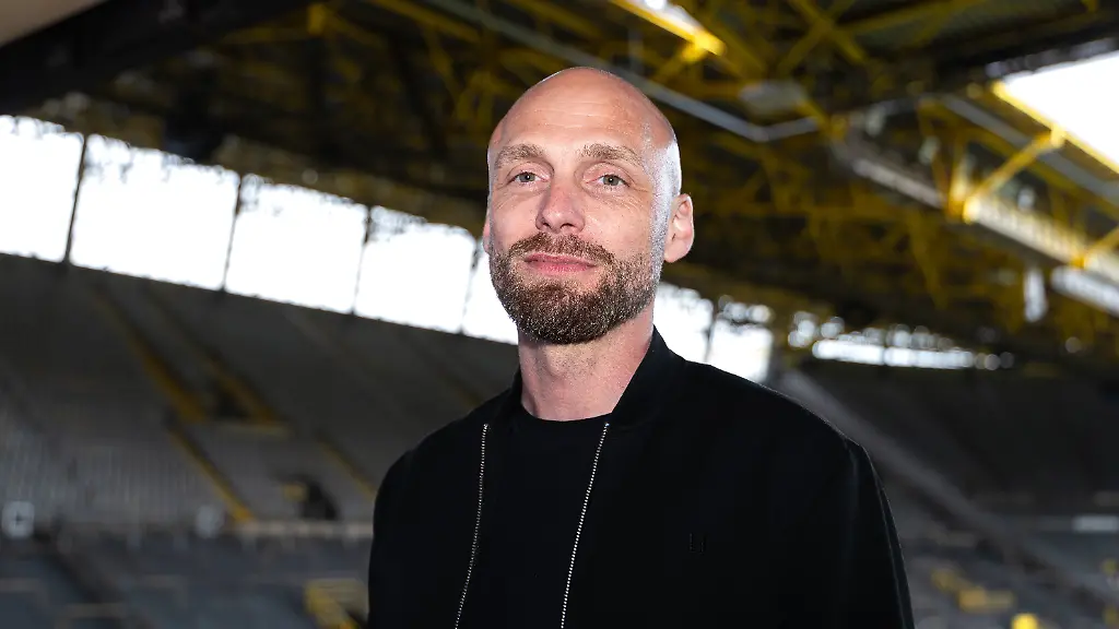 25-03-2026-Fussball-Pressekonferenz-Vorstellung-des-neuen-Sportdirektors-Ole-Book-Borussia-Dortmund-Sportdirektor-Ole-Book-Borussia-Dortmund-steht-im-Stadion