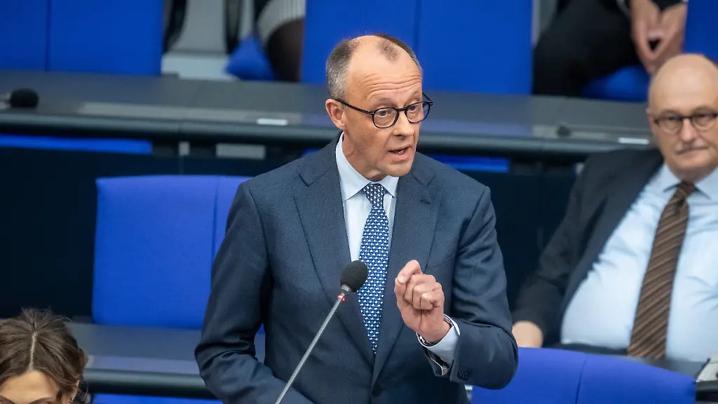 Bundeskanzler-Friedrich-Merz-CDU-spricht-zwischen-Michael-Meister-CDU-Staatsminister-fuer-Bund-Laender-Zusammenarbeit-und-Elisabeth-Kaiser-SPD-Staatsministerin-und-Beauftragte-der-Bundesregierung-fuer-Ostdeutschland-bei-der-Regierungsbefragung-im-Plenum-des-Bundestags