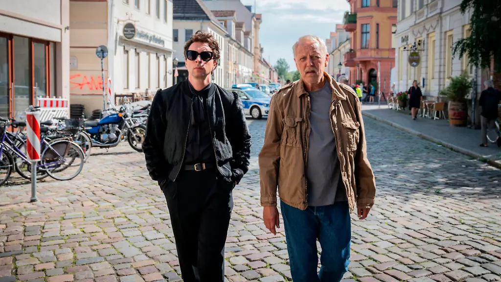 ARD-rbb-POLIZEIRUF-110-GOLDRAUB-Fernsehfilm-Deutschland-2026-am-Sonntag-29-03-26-um-20-15-Uhr-im-ERSTEN-Kriminalkommissar-Vincent-Ross-Andre-Kaczmarczyk-li-und-sein-Kollege-Kriminalkommissar-Karl-Rogov-Frank-Leo-Schroeder-vom-deutsch-polnischen-Kommissariat-in-Swiecko-ermitteln-im-Zusammenhang-mit-einem-Ueberfall-auf-einen-Potsdamer-Juwelierladen-Keyvisual-rbb-Christoph-Assmann-honorarfrei-Verwendung-gemaess-der-AGB-im-engen-inhaltlichen-redaktionellen-Zusammenhang-mit-genannter-rbb-Sendung-bei-Nennung-Bild-rbb-Christoph-Assmann-S2-rbb-Presse-Information-Masurenallee-8-14-14057-Berlin-Tel-030-97-99-3-12118-oder-12116-pressefoto-rbb-online