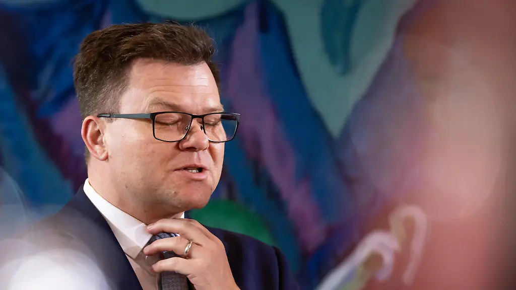 German-Minister-for-the-Environment-Climate-Action-Nature-Conservation-and-Nuclear-Safety-Carsten-Schneider-is-pictured-prior-to-the-weekly-cabinet-meeting-at-the-Chancellery-in-Berlin-Germany-on-March-25-2026