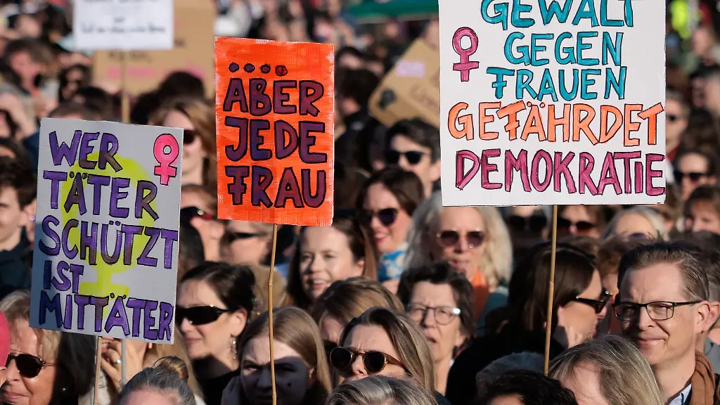 Wie-in-Berlin-soll-am-Donnerstag-auch-in-Hamburg-gegen-digitale-Gewalt-an-Frauen-demonstriert-werden