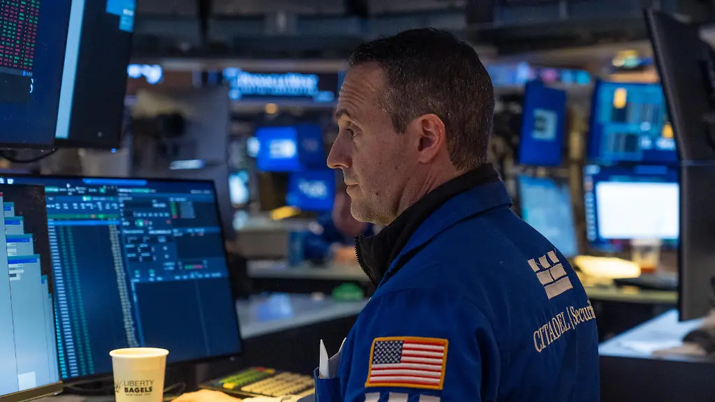 March-19-2026-New-York-New-York-USA-A-trader-works-on-the-floor-of-the-New-York-Stock-Exchange-NYSE-in-New-York-NY-on-March-19-2026-Stock-market-continues-to-slide-into-the-red-as-oil-prices-going-up-and-Federal-Reserve-on-Wednesday-kept-interest-rates-unchanged-and-US-and-Israel-continue-military-campaign-against-Iran-and-Iran-and-its-proxy-Hezbollah-pounding-Israel-and-neighboring-Arab-countries-energy-infrastructure