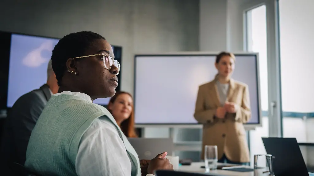 Kurze-Schockstarre-Ein-emotionaler-Ausbruch-im-Teammeeting-loest-oft-Unbehagen-bei-den-Beteiligten-aus
