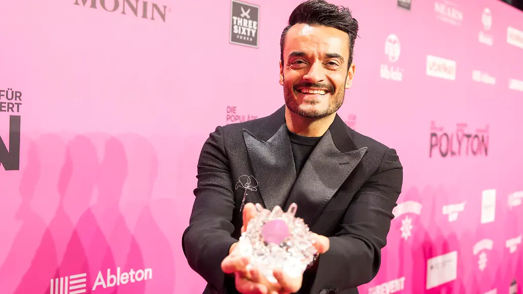 Giovanni-Zarrella-praesentiert-seinen-Preis-auf-dem-Roten-Teppich-nach-der-Preisverleihung-des-Polyton-2026-in-den-Berliner-Atelier-Gardens-am-25-03-2026