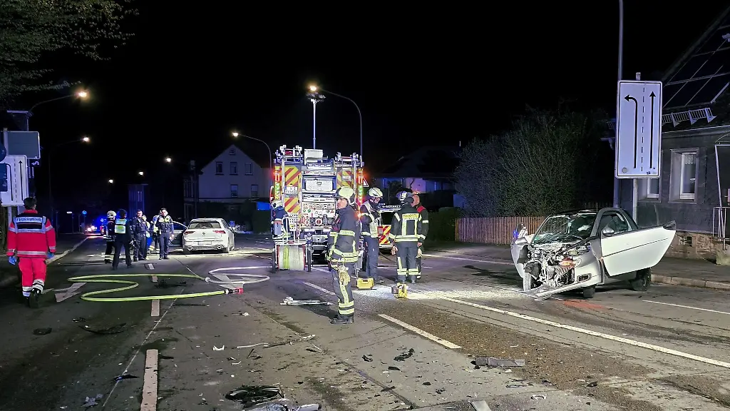 Sanitaeter-brachten-den-schwer-verletzten-Fahrer-nach-dem-Unfall-ins-Krankenhaus