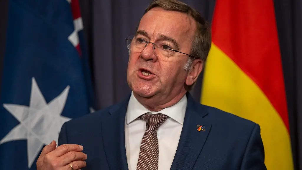 26-03-2026-Australien-Canberra-Boris-Pistorius-SPD-Verteidigungsminister-spricht-nach-einem-Treffen-mit-seinem-australischen-Amtskollege-Marles-auf-einer-Pressekonferenz-Pistorius-besucht-mehrere-Partnerstaaten-in-der-Weltregion-um-die-militaerische-und-ruestungsindustrielle-Zusammenarbeit-zu-vertiefen