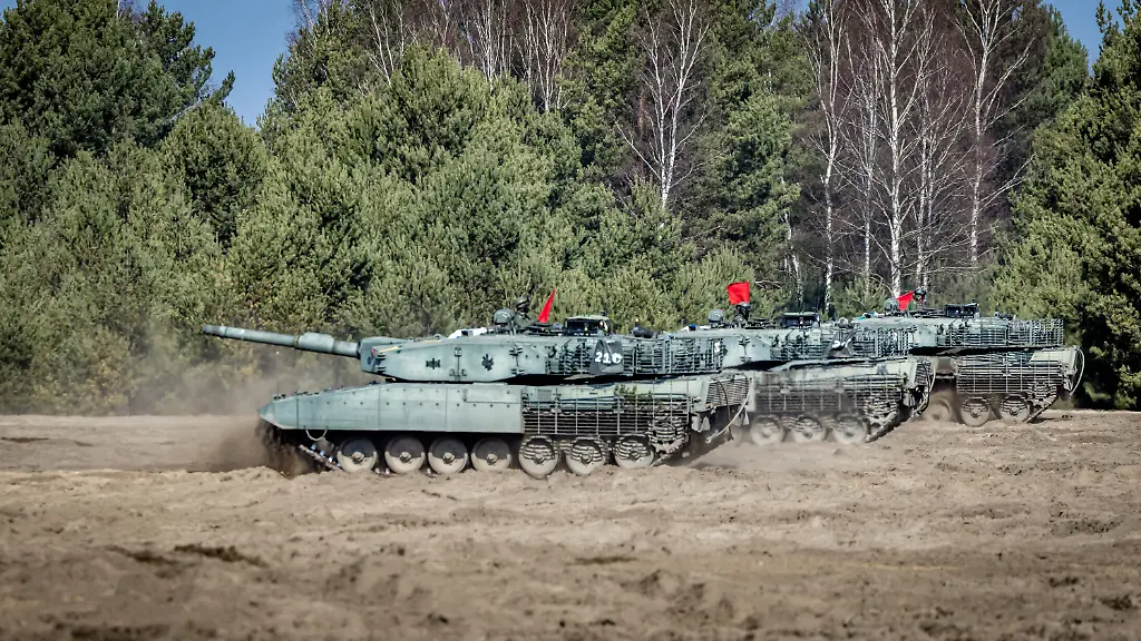 Drei-Kampfpanzer-Leopard-bewegen-sich-im-Rahmen-einer-Uebung-in-der-Oberlausitz-durch-das-Gelaende