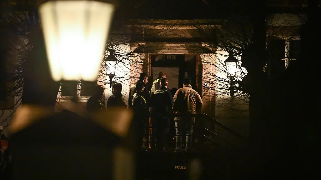 Einsatzkraefte-der-Polizei-stehen-vor-einem-Haus-in-Fretterode-Im-nordthueringischen-Fretterode-soll-es-nach-Angaben-der-Polizei-eine-koerperliche-Auseinandersetzung-mit-Journalisten-gegeben-haben