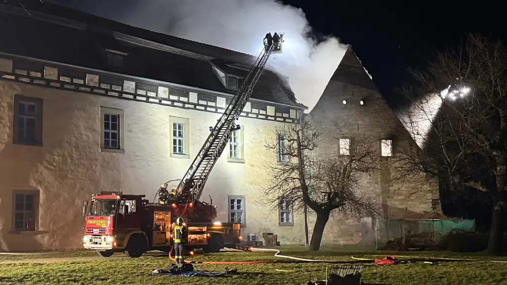 26-03-2026-Thueringen-Weissensee-Die-Feuerwehr-bekaempft-in-der-Nacht-zu-Donnerstag-einen-Brand-auf-der-Runneburg-Teile-der-Burg-aus-dem-12-Jahrhundert-sind-bei-dem-Feuer-beschaedigt-worden-Feuerwehrleute-verhinderten-ein-Uebergreifen-auf-weitere-Teile-der-Burganlage