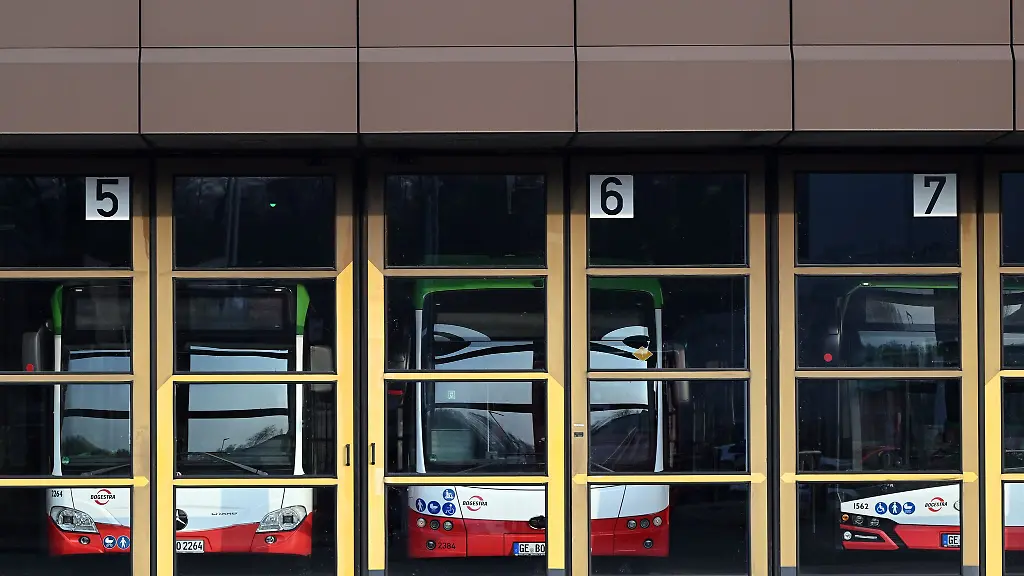 Wegen-Warnstreiks-blieben-Busse-wie-hier-in-Gelsenkirchen-zuletzt-wiederholt-auf-den-Betriebshoefen-stehen