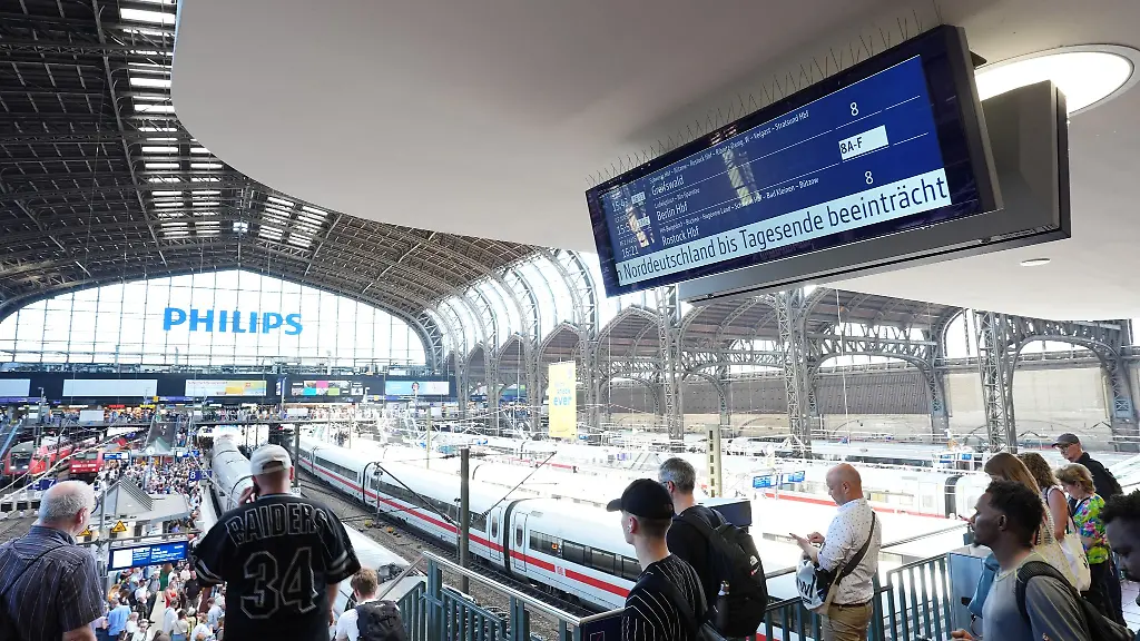 Wer-am-Donnerstag-im-Raum-Hamburg-eine-Zugreise-antreten-will-muss-mit-Verspaetungen-und-Abweichungen-rechnen