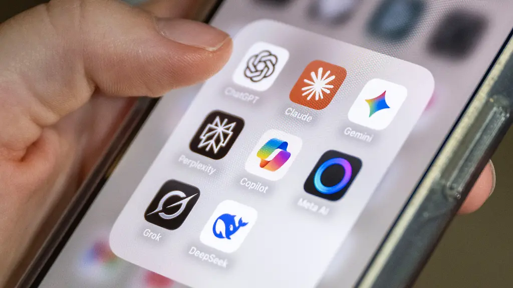 ACHTUNG-SPERRFRIST-26-MAeRZ-20-00-UHR-ACHTUNG-DIESER-BEITRAG-DARF-NICHT-VOR-DER-SPERRFRIST-26-MAeRZ-20-00-UHR-VEROeFFENTLICHT-WERDEN-EIN-BRUCH-DES-EMBARGOS-KOeNNTE-DIE-BERICHTERSTATTUNG-UeBER-STUDIEN-EMPFINDLICH-EINSCHRAeNKEN-ILLUSTRATION-22-10-2025-Mecklenburg-Vorpommern-Schwerin-Auf-einem-Smartphone-Bildschirm-sind-mehrere-KI-Anwendungen-zu-sehen-darunter-ChatGPT-Claude-Gemini-Perplexity-Microsoft-Copilot-Meta-AI-Grok-und-DeepSeek-Eine-wissenschaftliche-Studie-hat-ergeben-dass-kuenstliche-Intelligenz-Nutzern-zu-oft-zustimmt