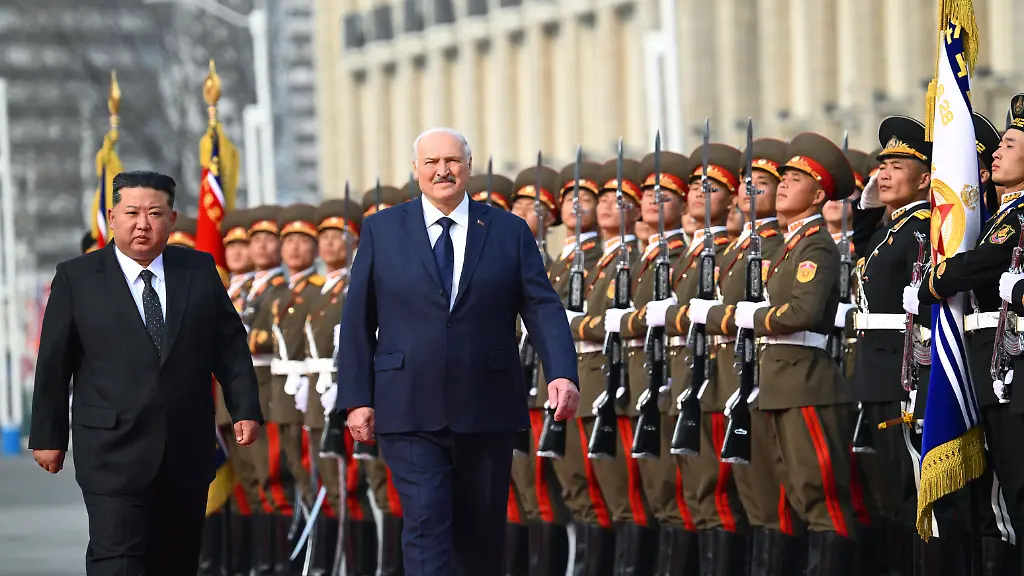 Belarusian-President-Alexander-Lukashenko-held-an-official-meeting-with-Kim-Jong-Un-Chairman-of-the-State-Affairs-Commission-of-the-Democratic-Peoples-Republic-of-Korea-in-Pyongyang-The-ceremony-took-place-at-Kim-Il-Sung-Square-the-countrys-main-square-and-a-key-symbol-of-Pyongyang-capable-of-holding-up-to-100-000-people-The-event-featured-national-anthems-gun-salutes-greetings-of-official-delegations-cavalry-and-an-honor-guard-Lukashenko-also-visited-the-Liberation-monument-with-Kim-Jong-Un-laid-a-wreath-at-its-base-and-observed-a-moment-of-silence-honoring-Soviet-soldiers-who-died-liberating-Korea-from-Japanese-forces-Additionally-a-bouquet-was-laid-at-the-monument-at-the-request-of-the-Russian-President-to-acknowledge-support-in-the-ongoing-conflict-in-Ukraine-Pyongyang-NORTH-KOREA-25-03-2026-RESTRICTED-TO-EDITORIAL-USE-MANDATORY-CREDIT-SIPA-Press-Service-of-the-President-of-the-Republic-of-Belarus-2026-NO-MARKETING-NO-ADVERTISING-CAMPAIGNS-04SIPA-Sipa