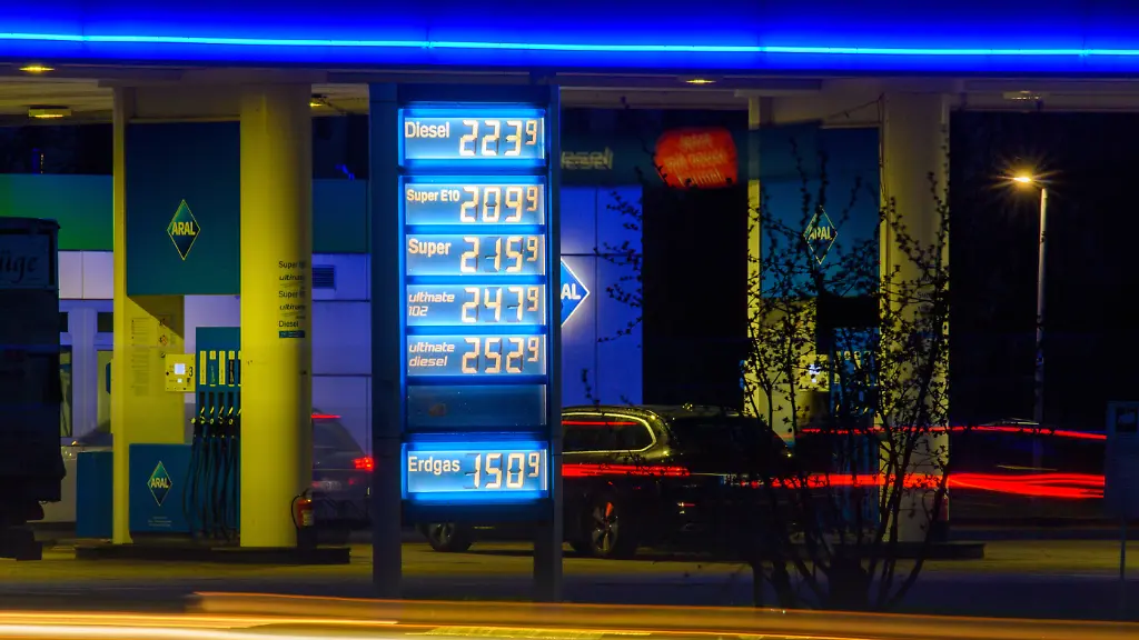 Autos-fahren-am-fruehen-Morgen-im-Stadtgebiet-von-Magdeburg-an-einer-Preistafel-einer-Tankstelle-vorbei-Dabei-erzeugt-eine-Langzeitbelichtung-Leuchtstreifen-Im-Bundestag-soll-ueber-ein-ueber-Spritpreis-Paket-abgestimmt-werden