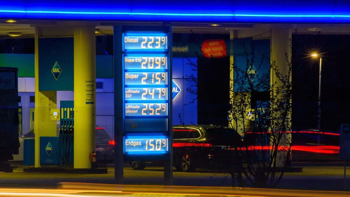 Preistafel an einer Tankstelle in der Nacht