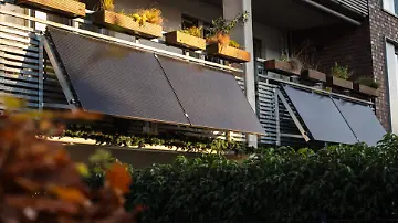Balkonkraftwerke-zwei-Solarpanels-Imago
