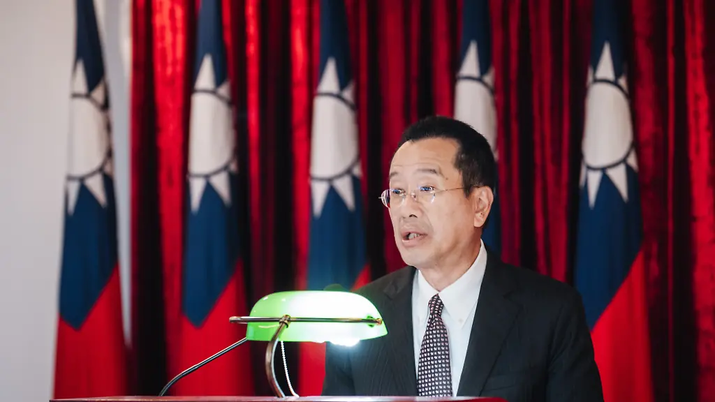 HANDOUT-Die-vom-Verteidigungsministerium-Taiwans-zur-Verfuegung-gestellte-Aufnahme-zeigt-Wellington-Koo-Taiwans-Verteidigungsminister-im-Gespraech-mit-Journalisten-Taiwan-sieht-China-noch-nicht-in-der-Lage-eine-Invasion-gegen-die-Inselrepublik-auf-amphibischem-Weg-durchzufuehren