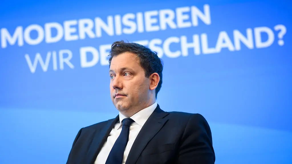 Lars-Klingbeil-SPD-Bundesminister-der-Finanzen-und-Vorsitzender-der-SPD-sitzt-nach-seiner-Rede-bei-der-Veranstaltung-der-Bertelsmann-Stiftung-mit-dem-Thema-Wie-modernisieren-wir-Deutschland-in-der-Bertelsmann-Repraesentanz