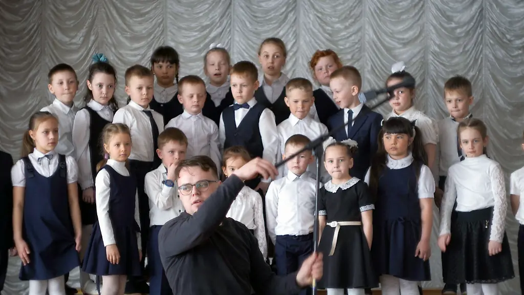 Pawel-genannt-Pascha-dokumentiert-patriotische-Schulveranstaltungen-fuer-das-Bildungsministerium-Szene-mit-Pawel-Talankin-und-Schulkindern-aus-der-Doku-und-dem-Oscar-Gewinnerfilm-Ein-Nobody-gegen-Putin-undatierte-Aufnahme-Der-Film-ist-bis-2030-in-der-Arte-Mediathek-abrufbar