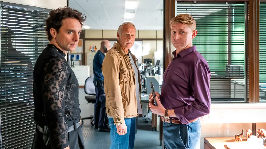 ARD-rbb-POLIZEIRUF-110-GOLDRAUB-Fernsehfilm-Deutschland-2026-am-Sonntag-29-03-26-um-20-15-Uhr-im-ERSTEN-Die-Kriminalkommissare-Vincent-Ross-Andre-Kaczmarczyk-li-Karl-Rogov-Frank-Leo-Schroeder-und-Wiktor-Krol-Klaudiusz-Kaufmann-re-vom-Deutsch-Polnischen-Kommissariat-in-Swiecko-ermitteln-im-Fall-einer-Raubserie-auf-Juweliergeschaefte-in-der-Grenzregion-rbb-Christoph-Assmann-honorarfrei-Verwendung-gemaess-der-AGB-im-engen-inhaltlichen-redaktionellen-Zusammenhang-mit-genannter-rbb-Sendung-bei-Nennung-Bild-rbb-Christoph-Assmann-S2-rbb-Presse-Information-Masurenallee-8-14-14057-Berlin-Tel-030-97-99-3-12118-oder-12116-pressefoto-rbb-online