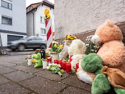 Zwillingsbruder und Mutter tot: Dreijährige überlebt tödlichen Unfall in Schramberg