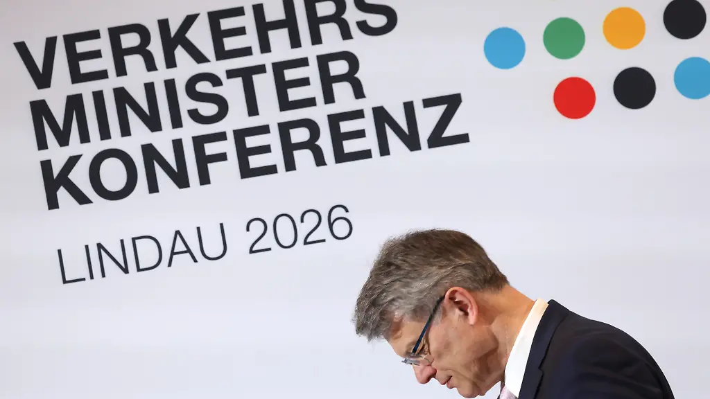 Patrick-Schnieder-CDU-Bundesverkehrsminister-steht-bei-der-Abschlusspressekonferenz-der-Verkehrsministerkonferenz