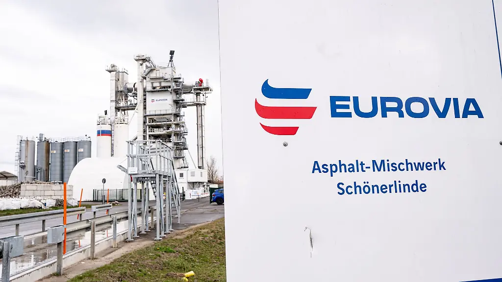 Ein-Brandanschlag-hat-das-Asphalt-Mischwerk-in-Wandlitz-so-stark-beschaedigt-dass-es-die-Produktion-ueber-Monate-stoppen-muss