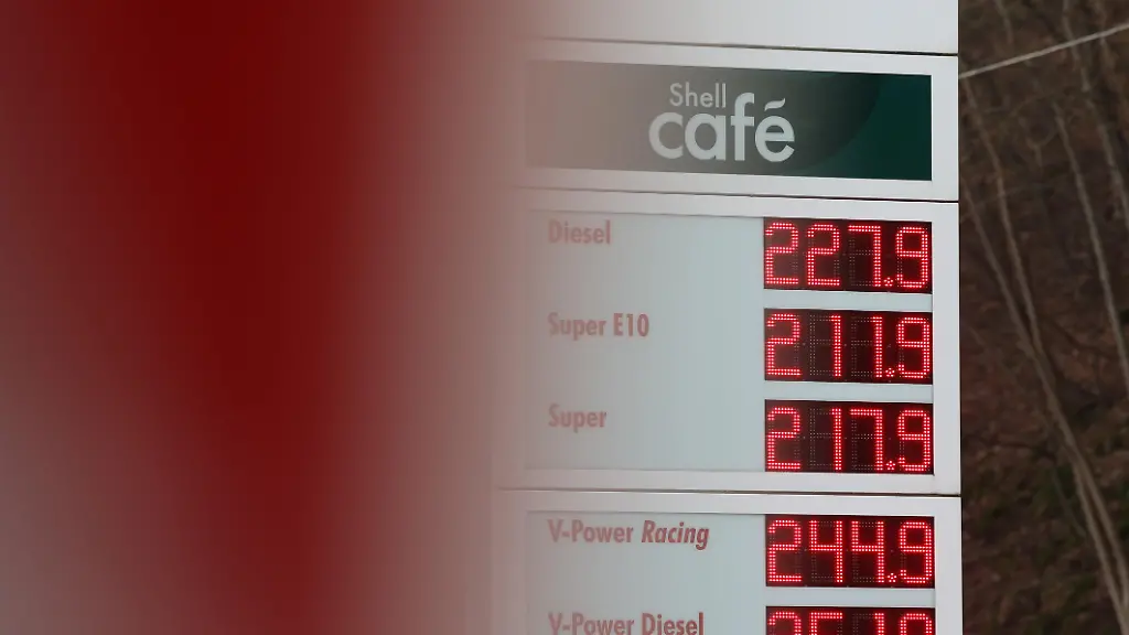 Wie-hoch-geht-der-Spritpreis-wegen-des-Krieges-im-Iran-Shell-Tankstelle-in-Siegen-Die-aktuellen-Spritpreise-am-Morgen-Die-Preise-bewegen-sich-weiter-auf-sehr-hohem-Niveau-und-liegen-deutlich-ueber-ueber-2-Euro-Tankstelle-Spritpreise-am-26-03-2026-in-Siegen-Deutschland