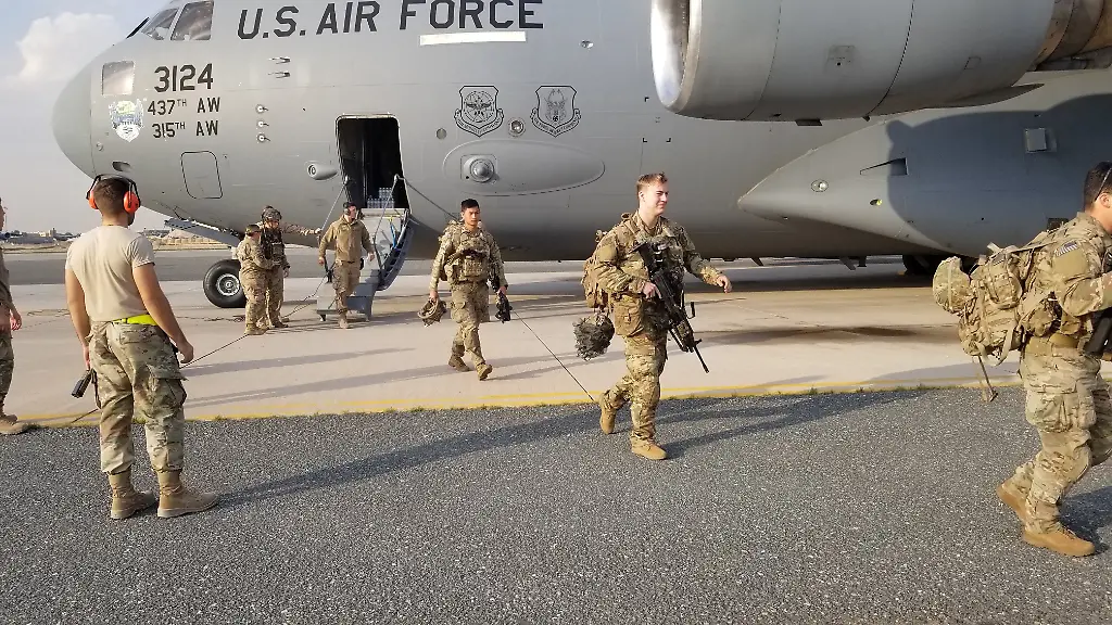 U-S-Army-paratroopers-from-the-82nd-Airborne-Division-arrive-at-Ali-Al-Salem-Air-Base-Kuwait-January-2-2020-Picture-taken-January-2-2020-U-S-Army-Staff-Sgt-Robert-Waters-Handout-via-REUTERS-THIS-IMAGE-HAS-BEEN-SUPPLIED-BY-A-THIRD-PARTY