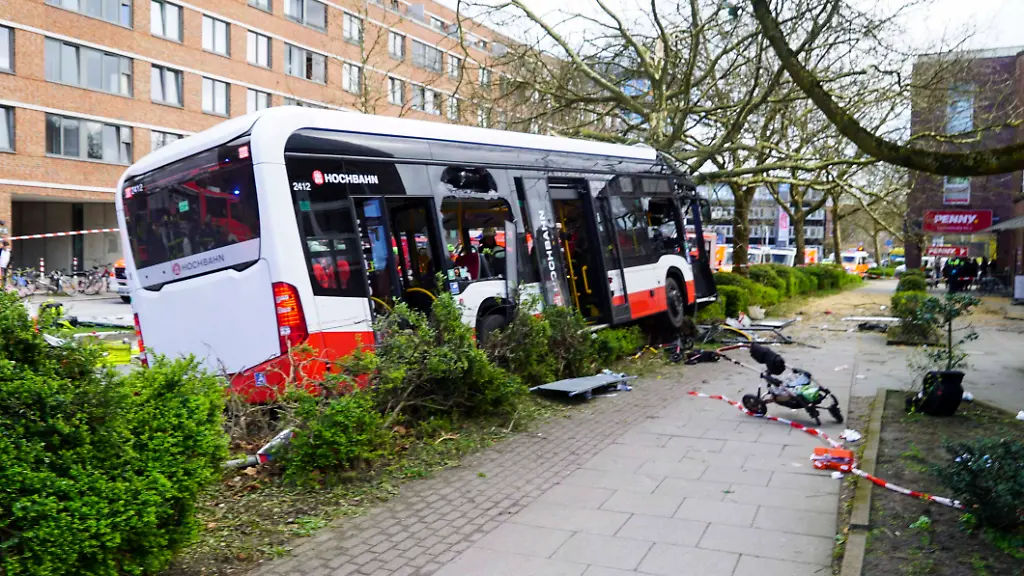 CNTV-BUSUNFALL-Schwerer-Busunfall-ein-HVV-Linienbus-kracht-gegen-Baum-Die-Feuerwehr-ist-mit-einem-Grossaufgebot-vor-Ort-RTW-Unfalldiest-erste-Hilfe-der-verletzen-Donnerstag-26-03-2026-Hammburg-in-der-Drosselstrasse-ist-ein-Lineinbus-von-der-Strasse-abgekommen-und-gegen-einen-grossen-Baum-gefahren