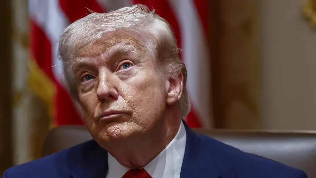 United-States-President-Donald-J-Trump-listens-to-remarks-during-a-Cabinet-meeting-in-the-Cabinet-Room-of-the-White-House-in-Washington-DC-USA-26-March-2026