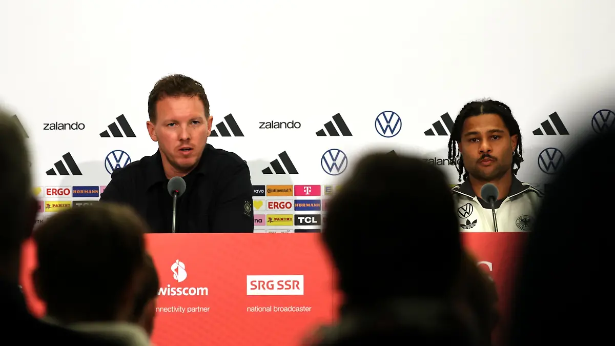 26-03-2026-Schweiz-Basel-Fussball-Nationalmannschaft-Pressekonferenz-vor-dem-Laenderspiel-gegen-die-Schweiz-im-St-Jakob-Park-Bundestrainer-Julian-Nagelsmann-Deutschland-und-Serge-Gnabry-Deutschland-nehmen-an-der-PK-teil