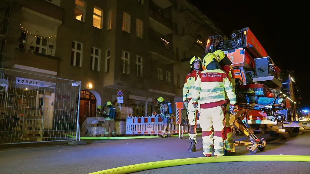 Die-Berliner-Feuerwehr-befindet-sich-derzeit-vor-Ort-im-Einsatz