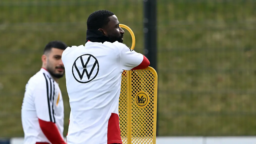 Fussball-Nationalmannschaft-vor-dem-Laenderspiel-gegen-die-Schweiz-Antonio-Ruediger-Deutschland-in-Aktion-beim-Training