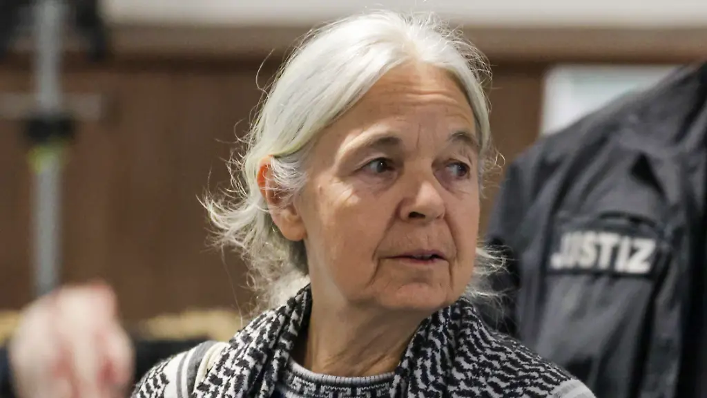 Die-Angeklagte-Daniela-Klette-erscheint-im-provisorischen-Saal-des-Landgerichts-Verden-Klette-werden-versuchter-Mord-und-mehrere-Raubueberfaelle-zur-Last-gelegt-die-sie-gemeinsam-mit-Komplizen-begangen-haben-soll-An-diesem-Verhandlungstag-soll-erstmals-vor-Gericht-ueber-einen-Ueberfall-am-2-Januar-2015-in-Osnabrueck-gesprochen-werden