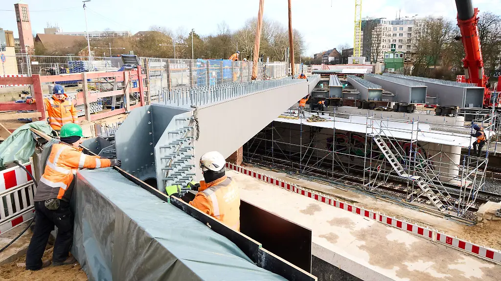 Fuer-den-Kranabbau-wird-die-Berlinertordammbruecke-von-Samstagabend-bis-Dienstagfrueh-voraussichtlich-gesperrt