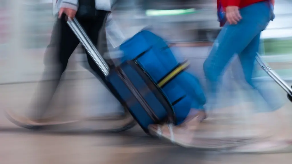 Am-Flughafen-BER-werden-am-Karfreitag-viele-Fluggaeste-erwartet