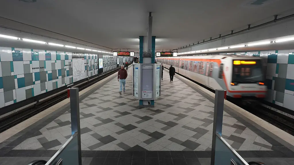 Die-CDU-will-durch-KI-gestuetzte-Assistenzsysteme-Gefahren-in-Hamburgs-oeffentlichem-Nahverkehr-schneller-erkennen