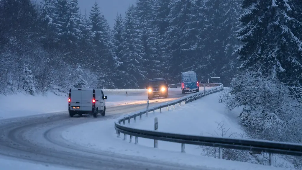 Das-Winterwetter-im-Schwarzwald-sorgt-fuer-glatte-Strassen-und-im-Schnee-feststeckende-Fahrzeuge