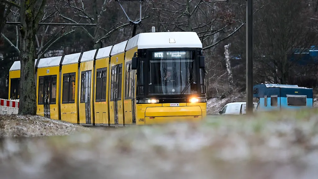 Haben-Verdi-und-die-BVG-im-Tarifstreit-eine-Loesung-gefunden-Beide-Seiten-wollen-im-Laufe-des-Tages-ueber-die-Gespraeche-in-ihren-Gremien-informieren