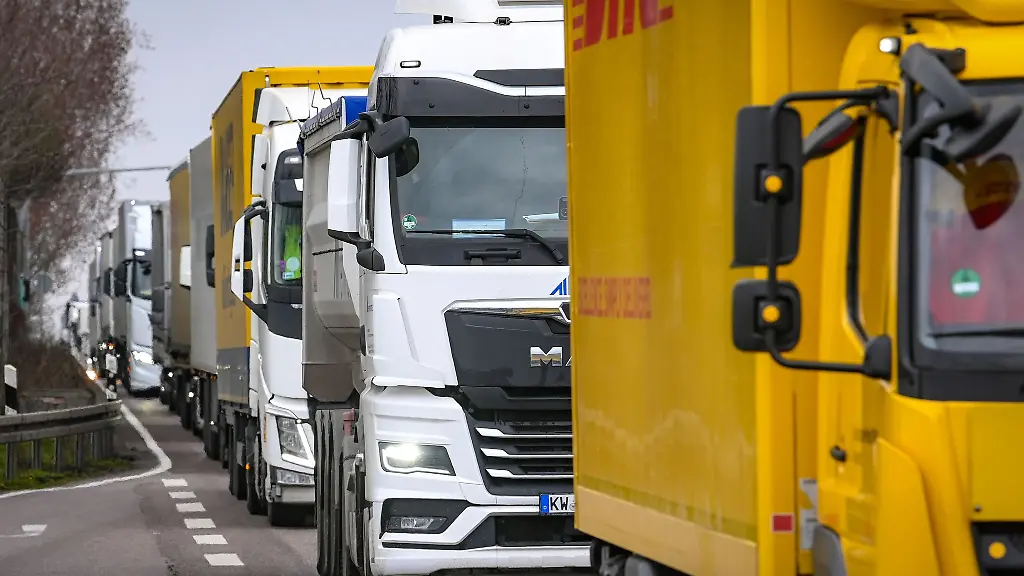 Eine-lange-Schlange-hat-sich-nach-zwei-Unfaellen-auf-der-A10-vom-Morgen-gebildet-Autofahrer-und-Autofahrerinnen-brauchen-Geduld