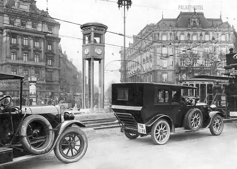 Am-Potsdamer-Platz-in-Berlin-wurde-im-Jahr-1924-die-erste-Ampel-Deutschlands-als-Verkehrsturm-errichtet-Die-Aufnahme-zeigt-ihn-kurz-vor-der-Vollendung-Der-Blick-geht-in-die-Budapester-Strasse-heute-Ebertstrasse-Rechts-steht-das-Palast-Hotel-links-das-Grand-Hotel-Bellevue-Aufnahmedatum-01-01-1924-31-12