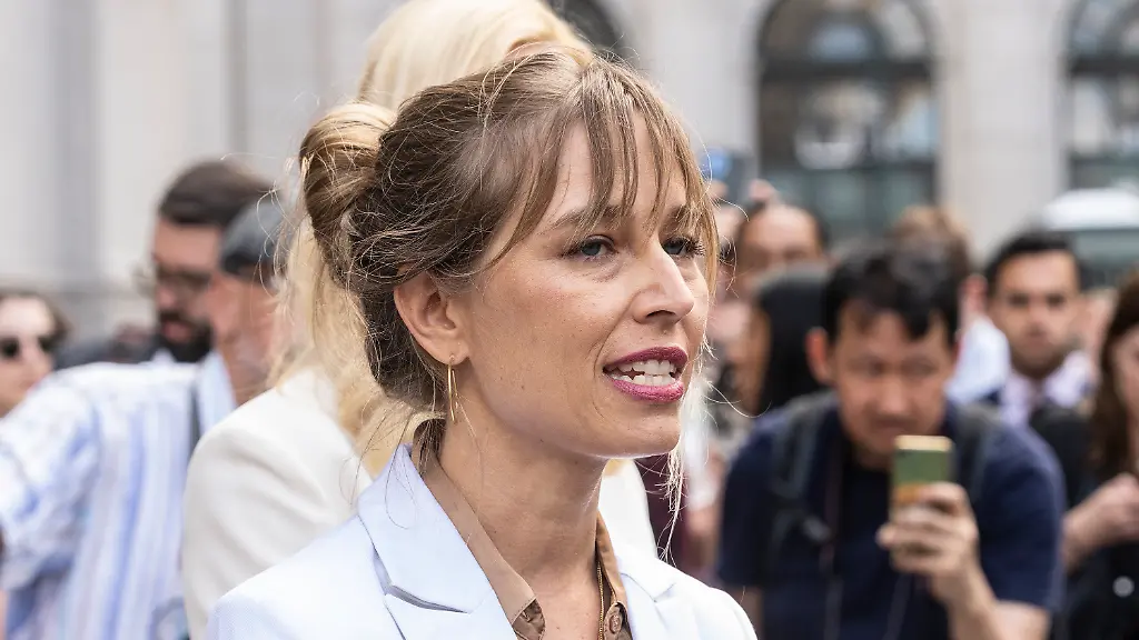 Annie-Farmer-alleged-victim-of-Jeffrey-Epstein-and-Ghislaine-Maxwell-speaks-to-the-press-outside-federal-court-Ghislaine-Maxwell-was-sentenced-to-20-years-in-prison-for-her-part-in-sexual-abuse-of-girls-by-Jeffrey-Epstein-who-committed-suicide-while-awaiting-trial