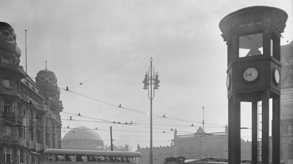 Berlin_Potsdamer_Platz_mit_Ampel_1927_Foto_Creative_Common