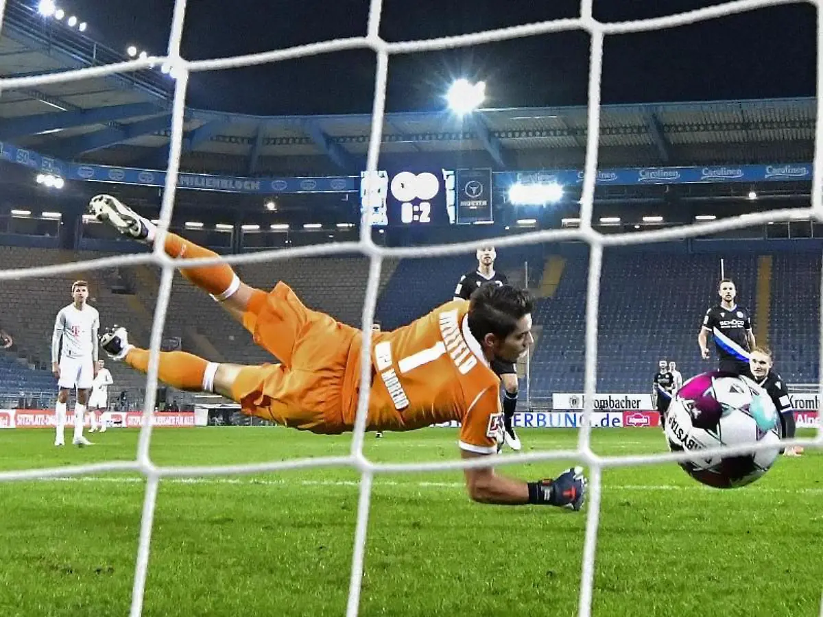 Robert-Lewandowski-von-Bayern-schiesst-das-Tor-zum-0-3