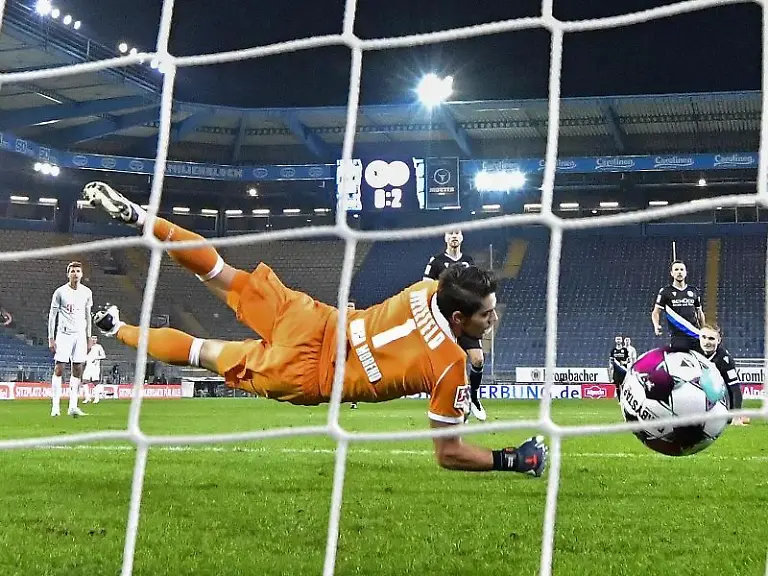 Robert-Lewandowski-von-Bayern-schiesst-das-Tor-zum-0-3