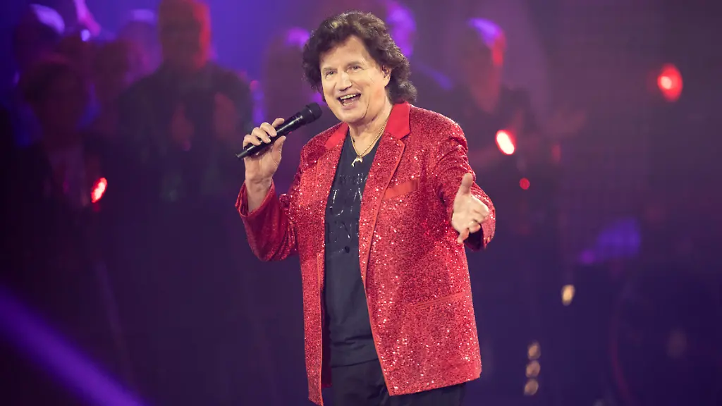 Olaf-der-Flipper-in-der-TV-Show-Silvester-Schlagerbooom-2026-live-Die-Wunderlichtershow-im-BMW-Park-Muenchen-31-12