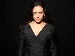 Nach Konzertabbruch in Mailand: Rosalía meldet sich von der Krankentrage