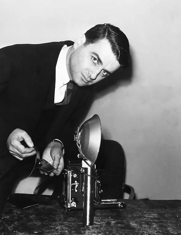 EDWIN-H-LAND-1909-1991-American-physicist-inventor-and-founder-of-the-Polaroid-Corporation-Land-demonstrating-how-pictures-can-be-developed-instantly-with-a-Speed-Graphic-camera-and-a-special-paper-negative-Photograph-21-Febuary-1947